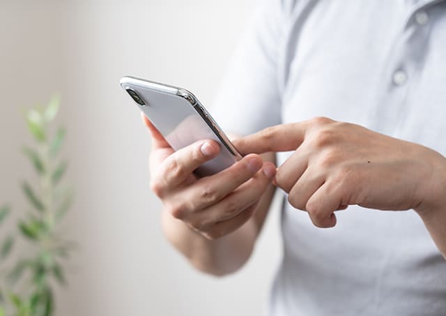 スマホを操作する男性