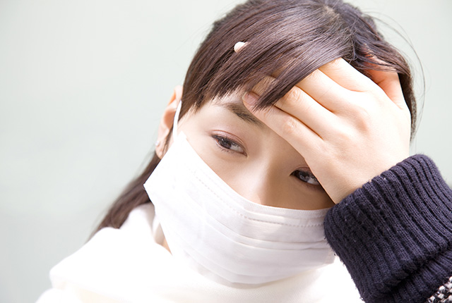 発熱する女性
